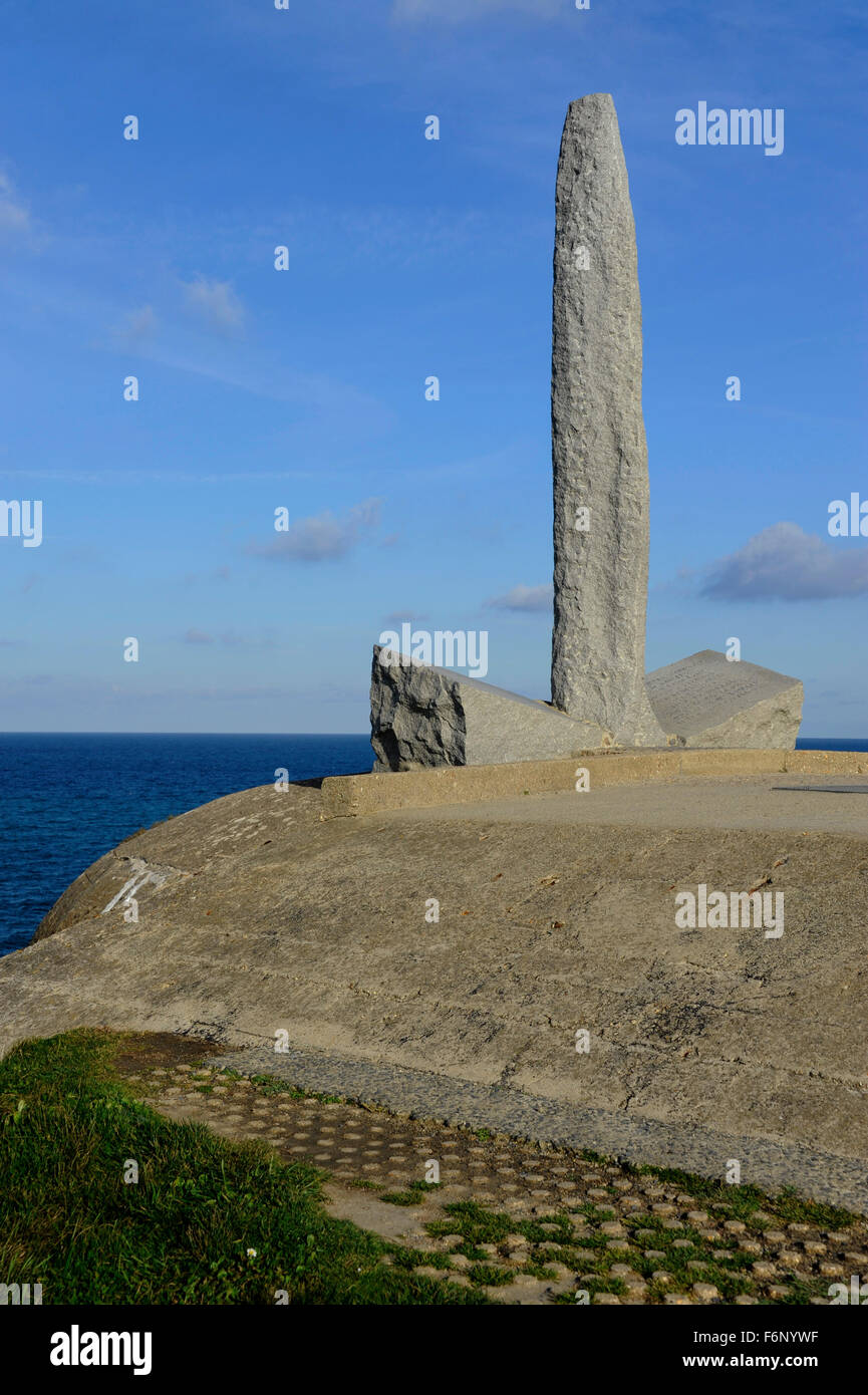 D giorno,monumento Ranger,pugnale di granito in cima a bunker,Pointe du Hoc,l'Atterraggio beach,Calvados,Normandie,Normandia,Francia,SECONDA GUERRA MONDIALE Foto Stock