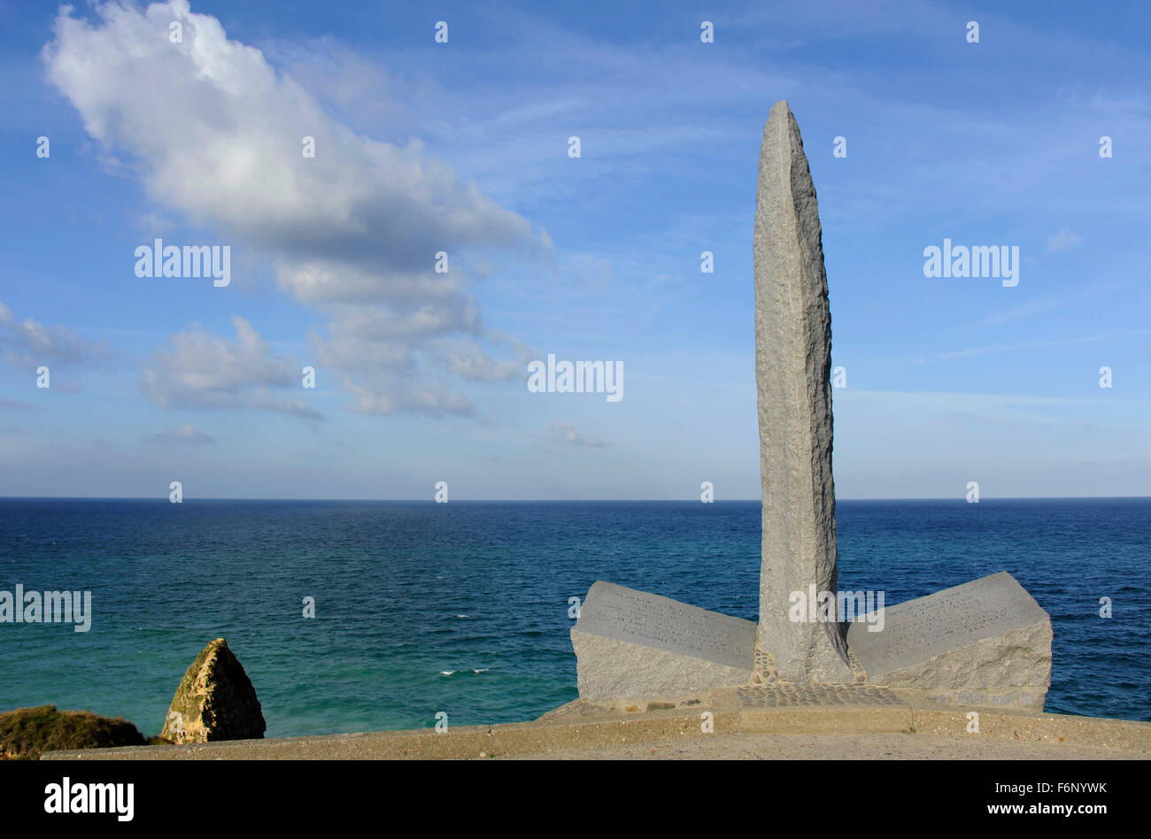 D giorno,monumento Ranger,pugnale di granito in cima a bunker,Pointe du Hoc,l'Atterraggio beach,Calvados,Normandie,Normandia,Francia,SECONDA GUERRA MONDIALE Foto Stock