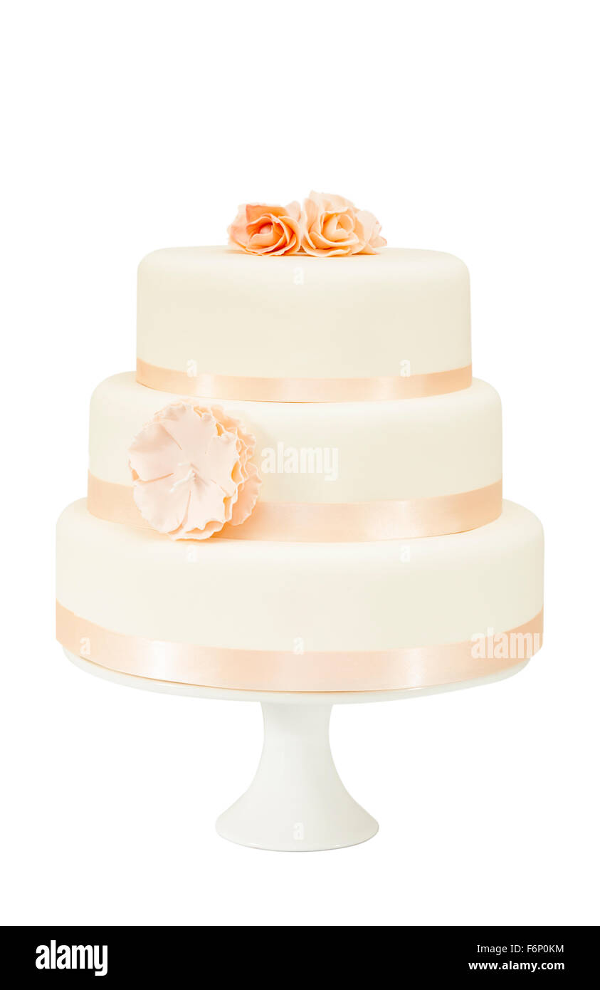 Torta di Nozze su una torta di stand. Tagliare e isolate su uno sfondo bianco Foto Stock