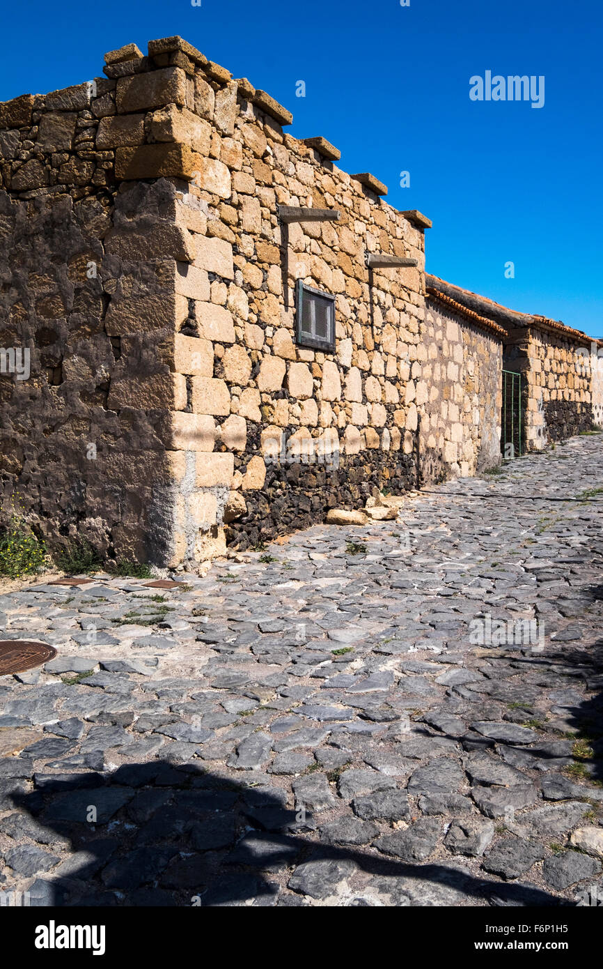 Antica pietra costruito casa e pietra grezza percorso vicino a San Miguel, Tenerife, Isole Canarie, Spagna, Foto Stock