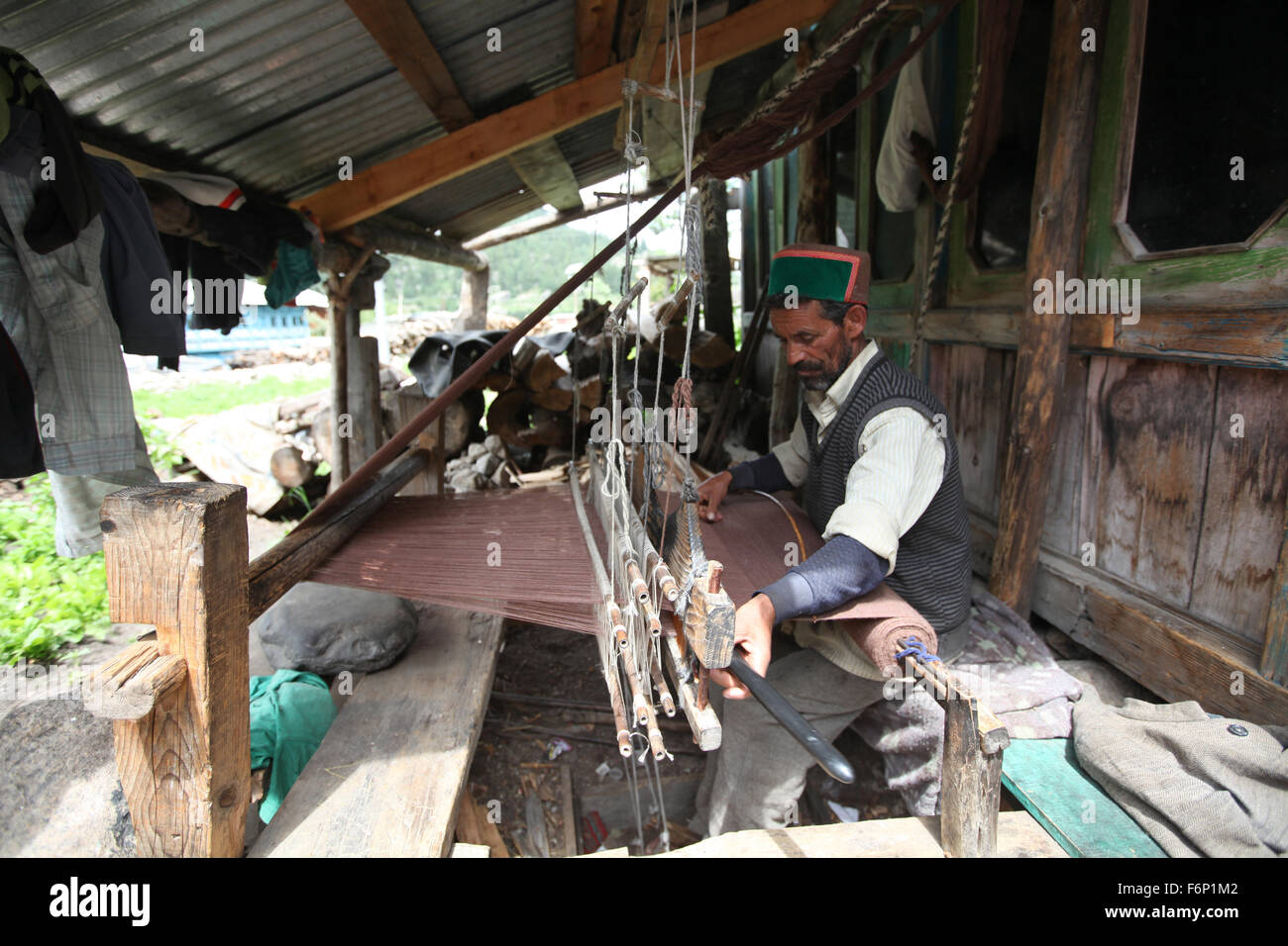 SPITI VALLEY, uomo Rakchham tessitura Village, Sangla, Himachal Pradesh, India Foto Stock