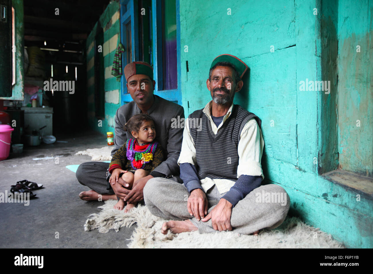 SPITI VALLEY, nonno, padre e figlia seduti insieme nel villaggio Rakchham, Sangla, Himachal Pradesh, India Foto Stock