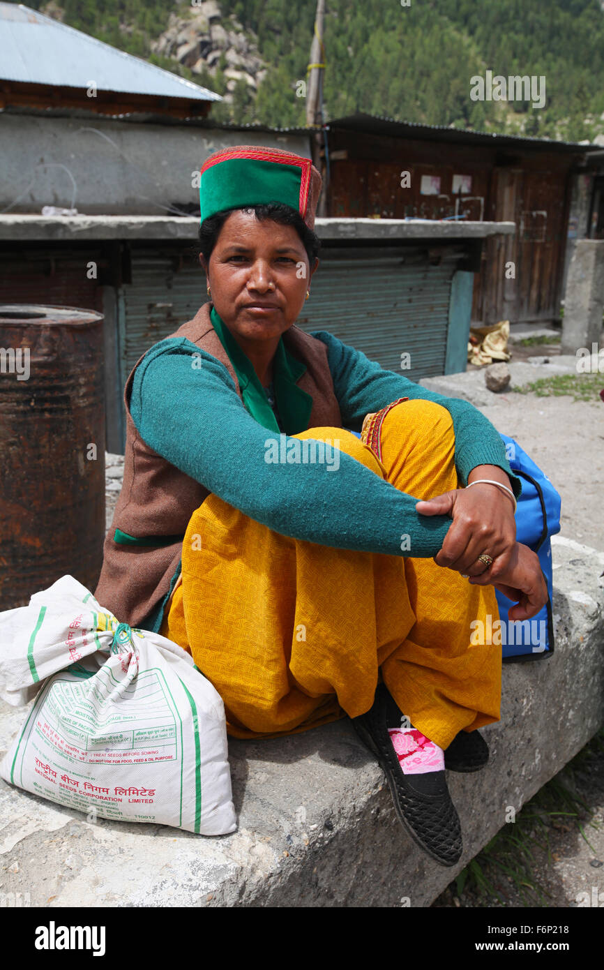 SPITI VALLEY, Kinnauri donna seduta su una pietra in Rakchham villaggio di Sangla, Himachal Pradesh, India Foto Stock