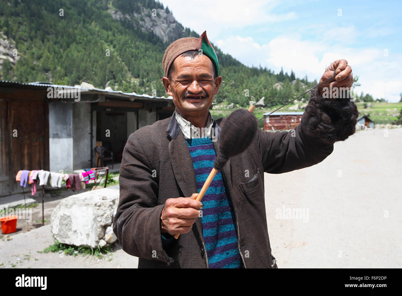 SPITI VALLEY, uomo che fa da filo di lana di yak Rakchham Village, Sangla, Himachal Pradesh, India Foto Stock