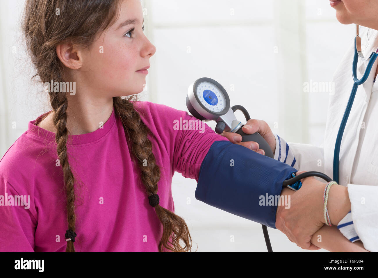 Bambino la pressione sanguigna misurare Foto Stock