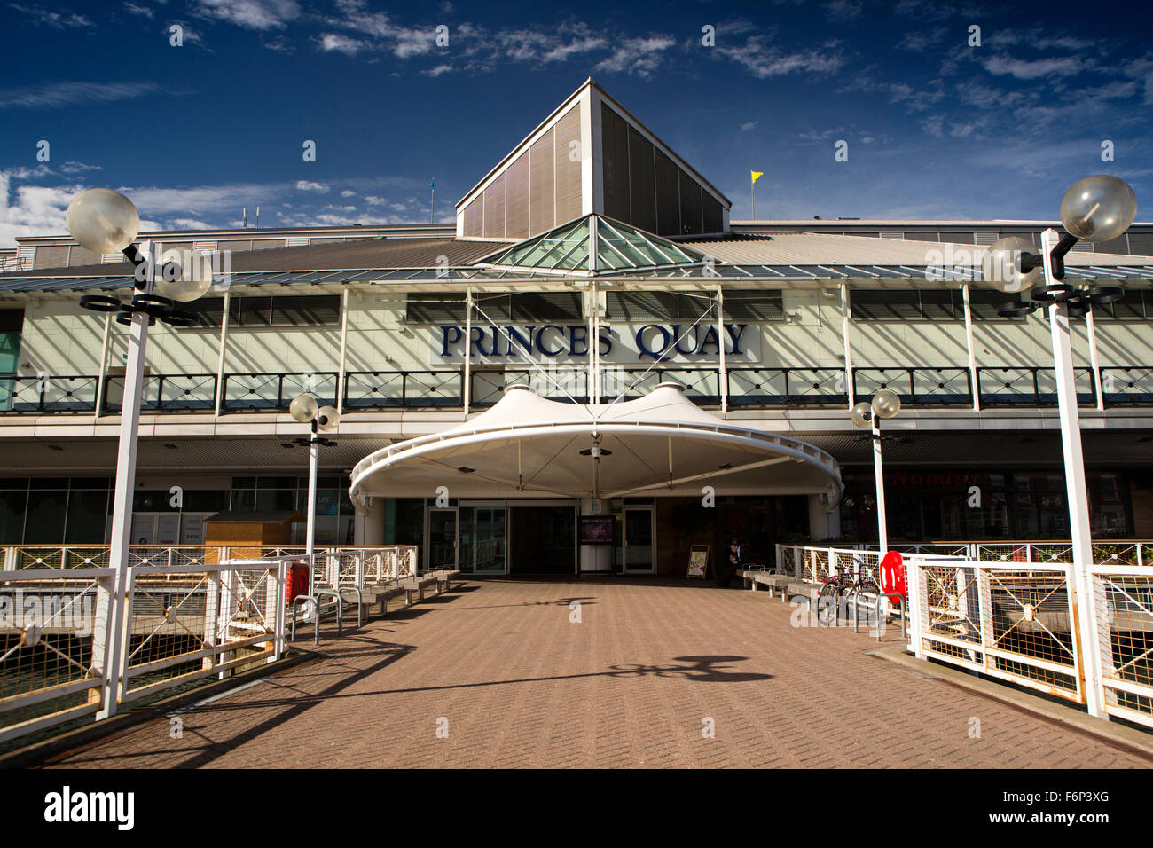 Regno Unito, Inghilterra, nello Yorkshire, Hull, Princes Dock Shopping Centre, Princes Dock Street ingresso Foto Stock