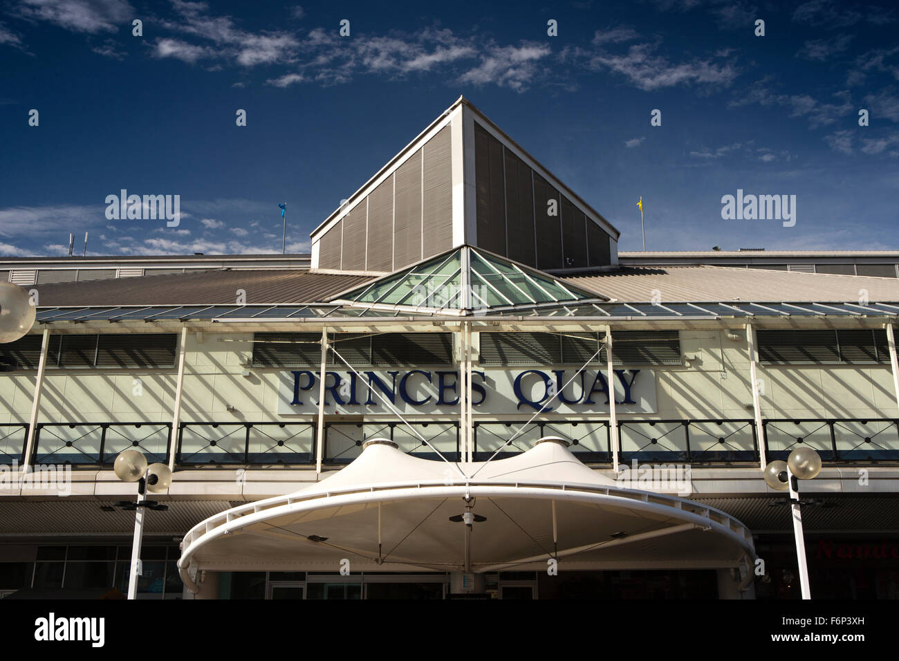 Regno Unito, Inghilterra, nello Yorkshire, Hull, Princes Dock Shopping Centre, Princes Dock Street ingresso Foto Stock