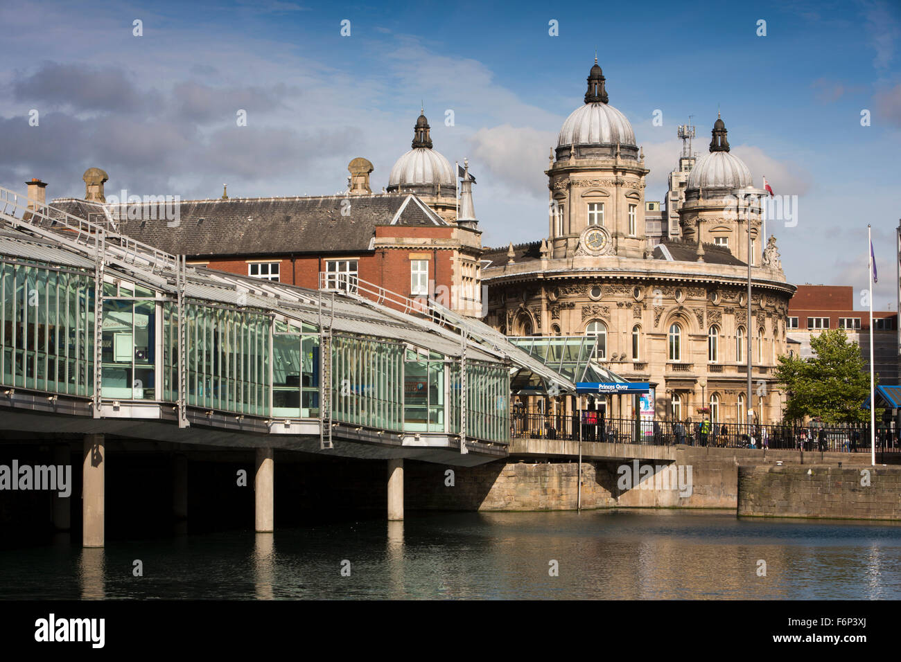 Regno Unito, Inghilterra, nello Yorkshire, Hull, Princes Dock Shopping Centre e il Museo Marittimo in ex uffici del Dock Foto Stock