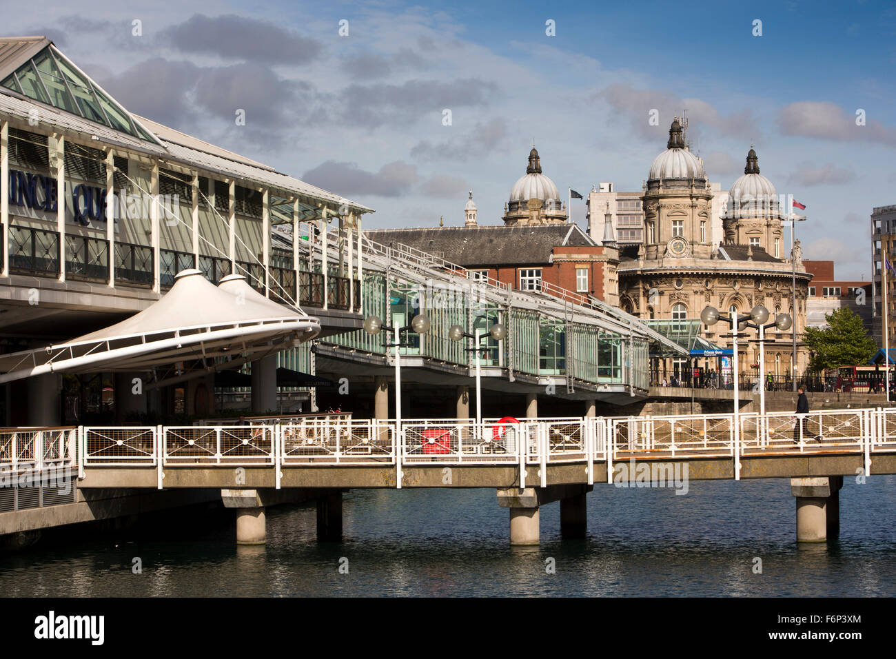 Regno Unito, Inghilterra, nello Yorkshire, Hull, Princes Dock Shopping Centre, Princes Dock Street e ingresso al Museo Marittimo Foto Stock