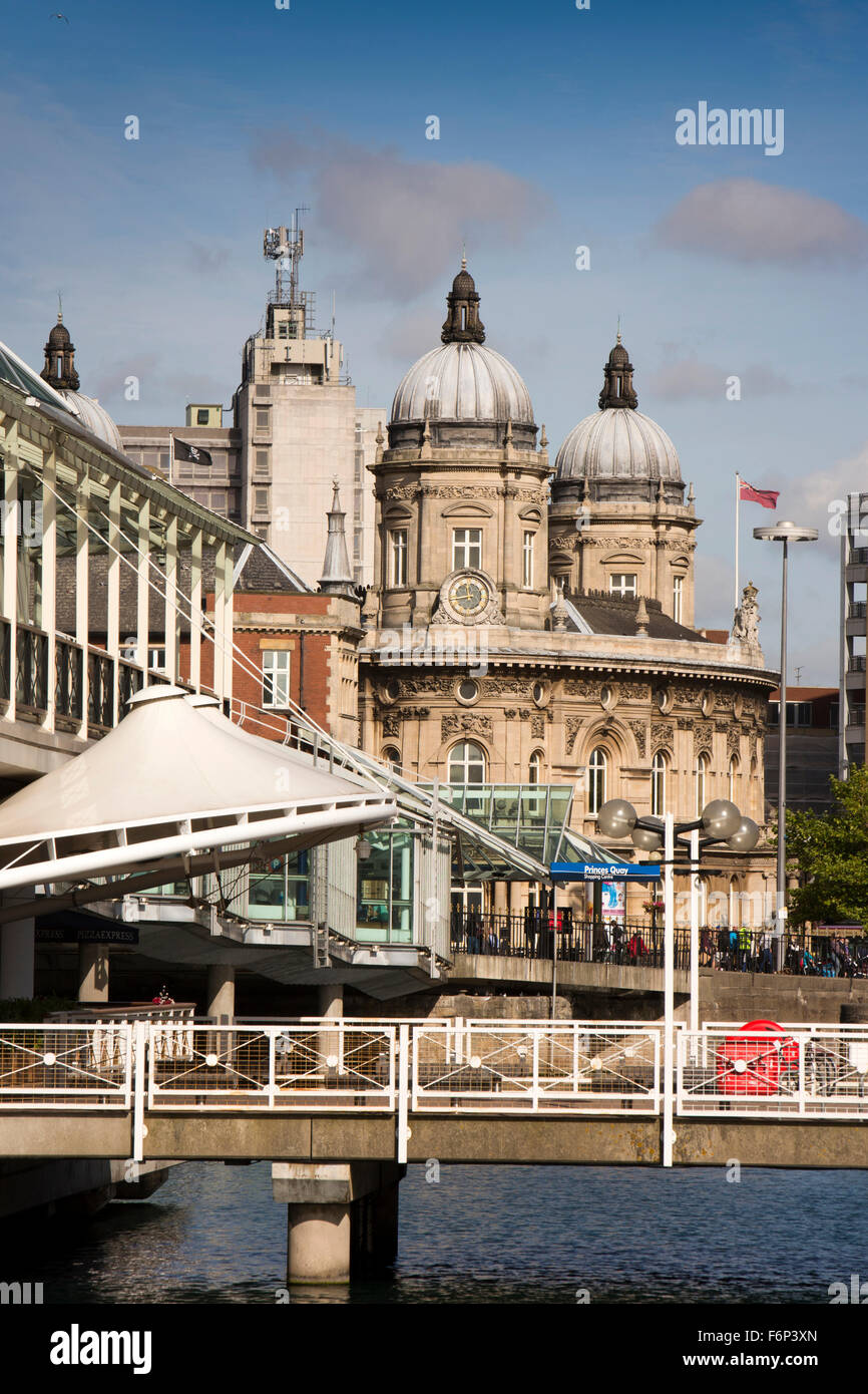 Regno Unito, Inghilterra, nello Yorkshire, Hull, Princes Dock Shopping Centre, Princes Dock Street e ingresso al Museo Marittimo Foto Stock