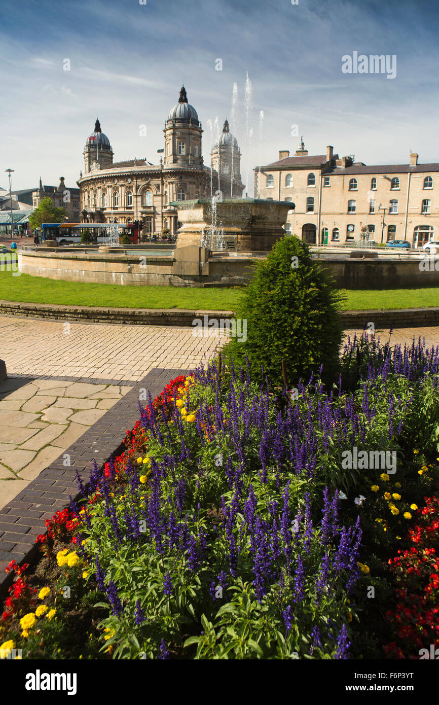 Regno Unito, Inghilterra, nello Yorkshire, Hull, Queens Gardens, floreali piantagione e il Museo Marittimo in ex uffici del Dock Foto Stock