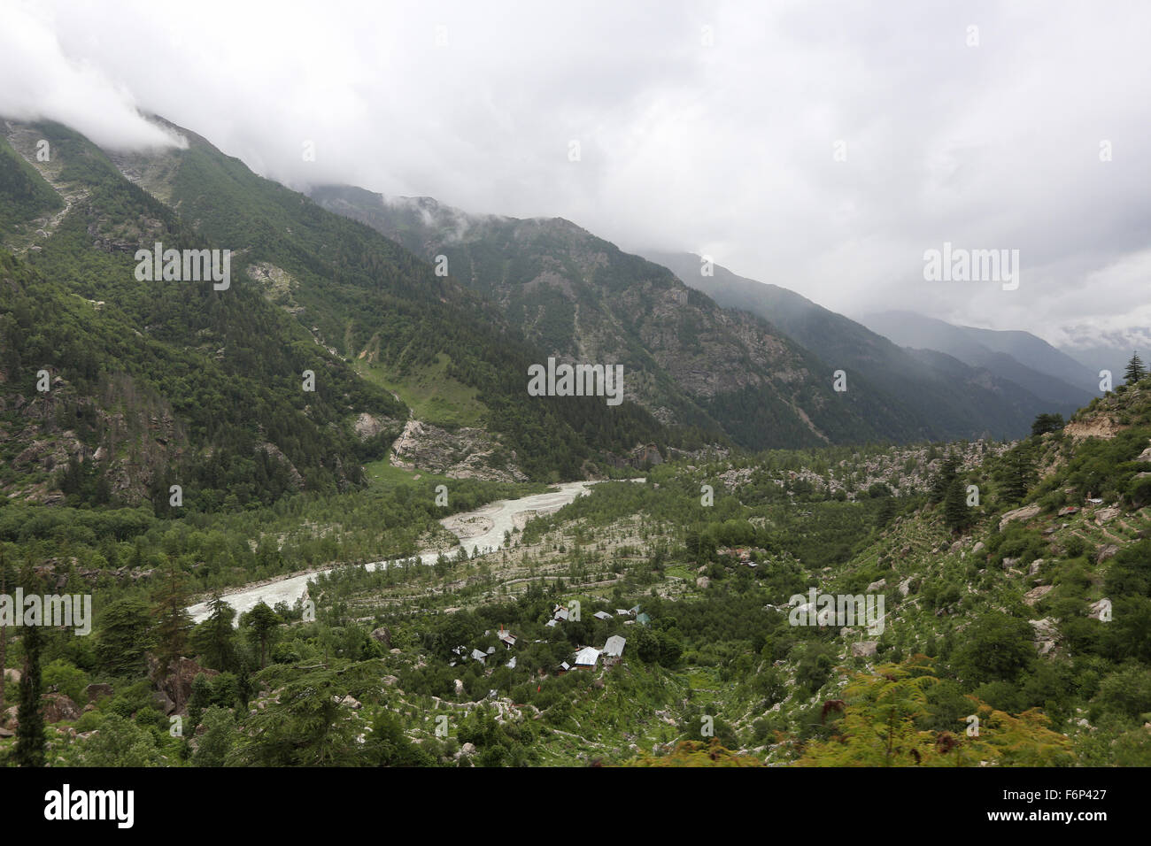 SPITI VALLEY - Opinioni tra Rakchham villaggio al villaggio di Sangla Hill, la valle è pieno di palme Himachal Pradesh , India Foto Stock