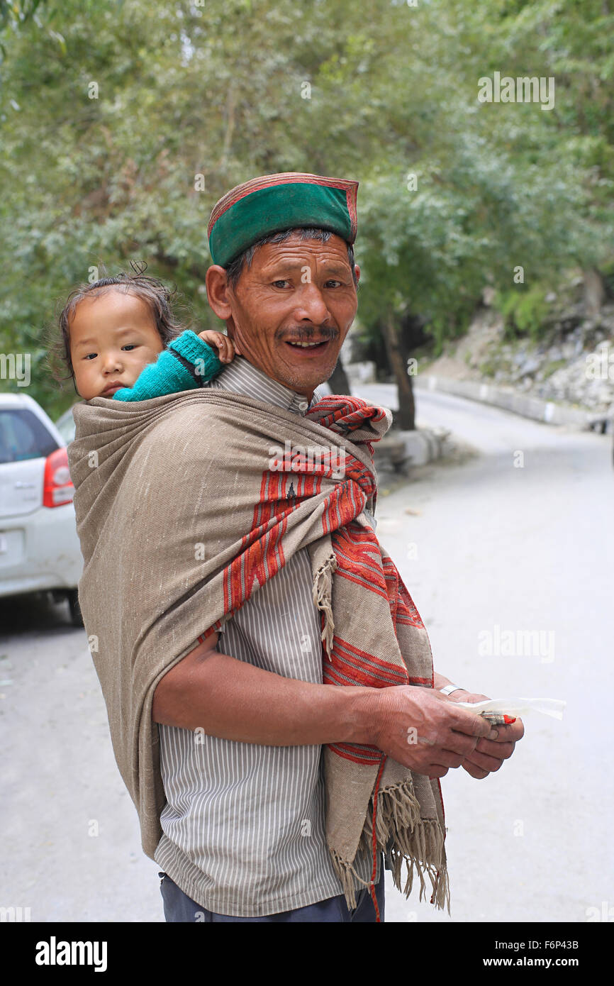 SPITI VALLEY - Grand Padre portando grand figlio nel villaggio Gyu Himachal Pradesh , India Foto Stock