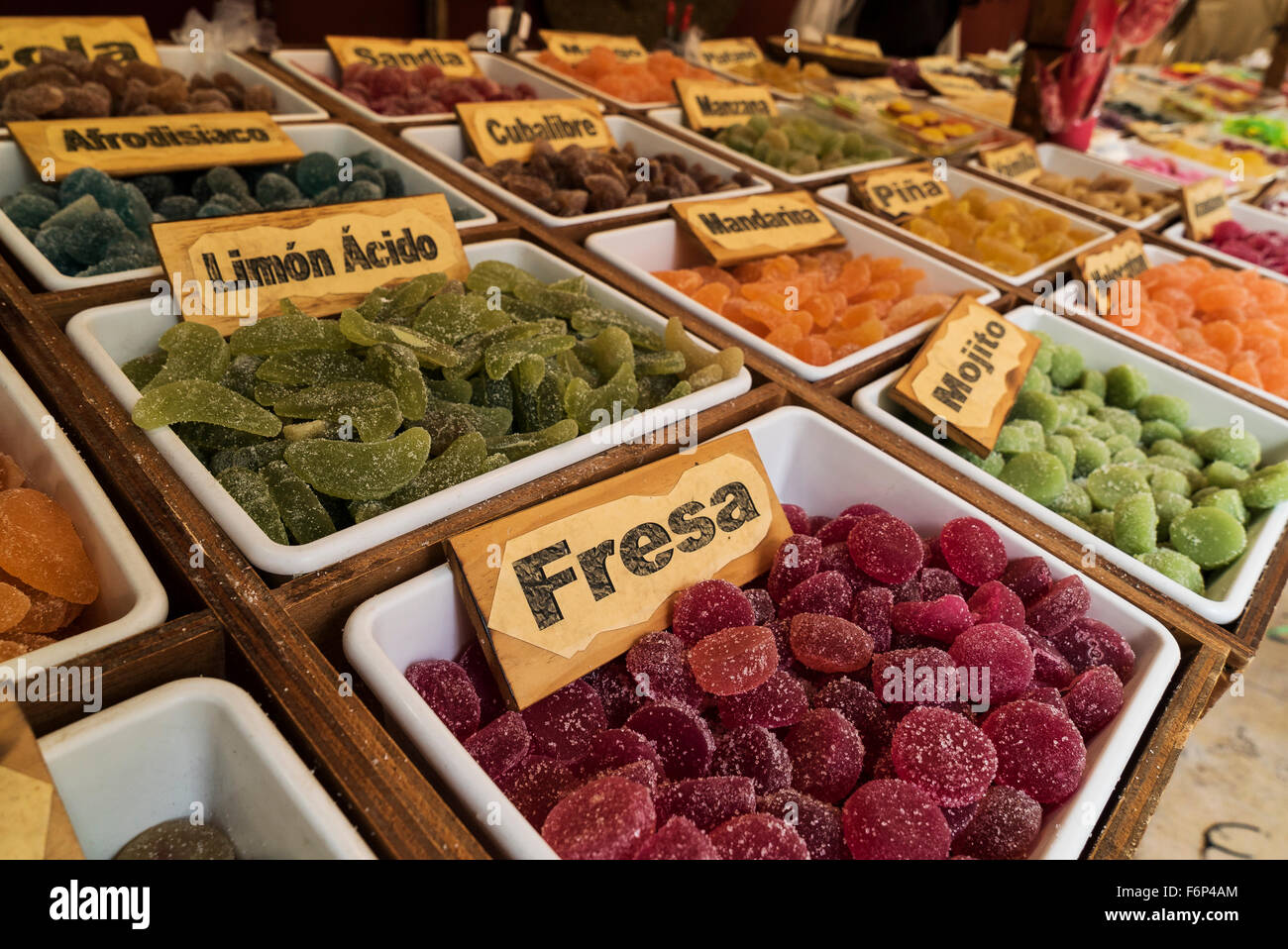 Caramelle colorate in scomparti, Alicante, Spagna Foto Stock