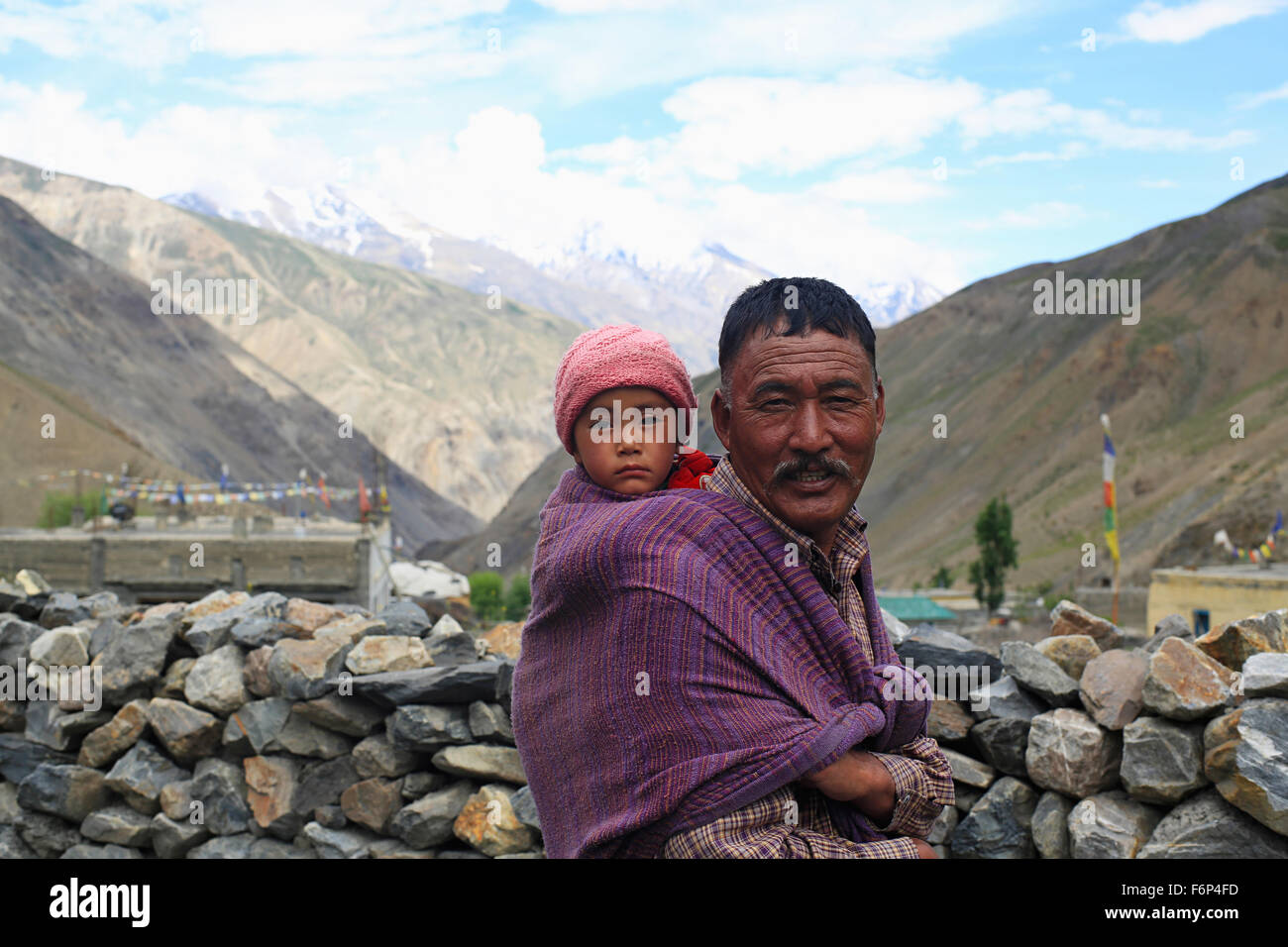 SPITI VALLEY - Grand Padre portando grand figlio nel villaggio Gyu Himachal Pradesh , India Foto Stock