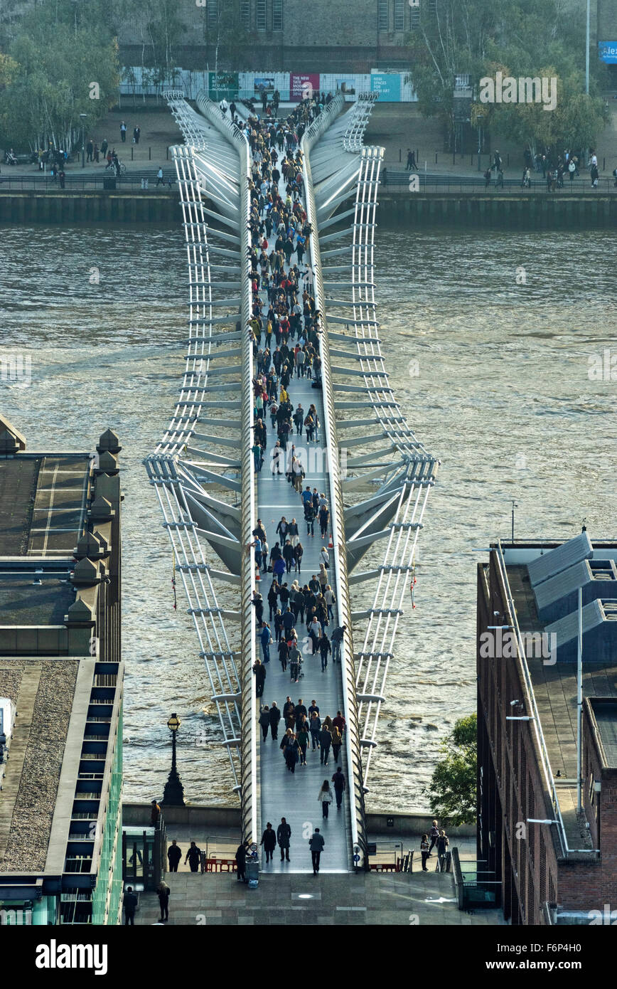 Il Millennium Bridge. Ponte sul Fiume Tamigi Foto Stock