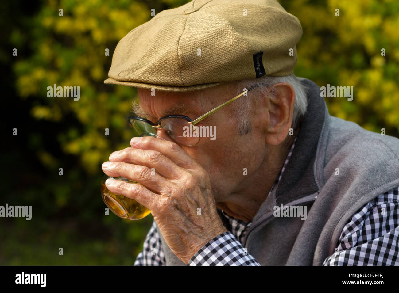 Senior uomo bere un bicchiere di vino Foto Stock