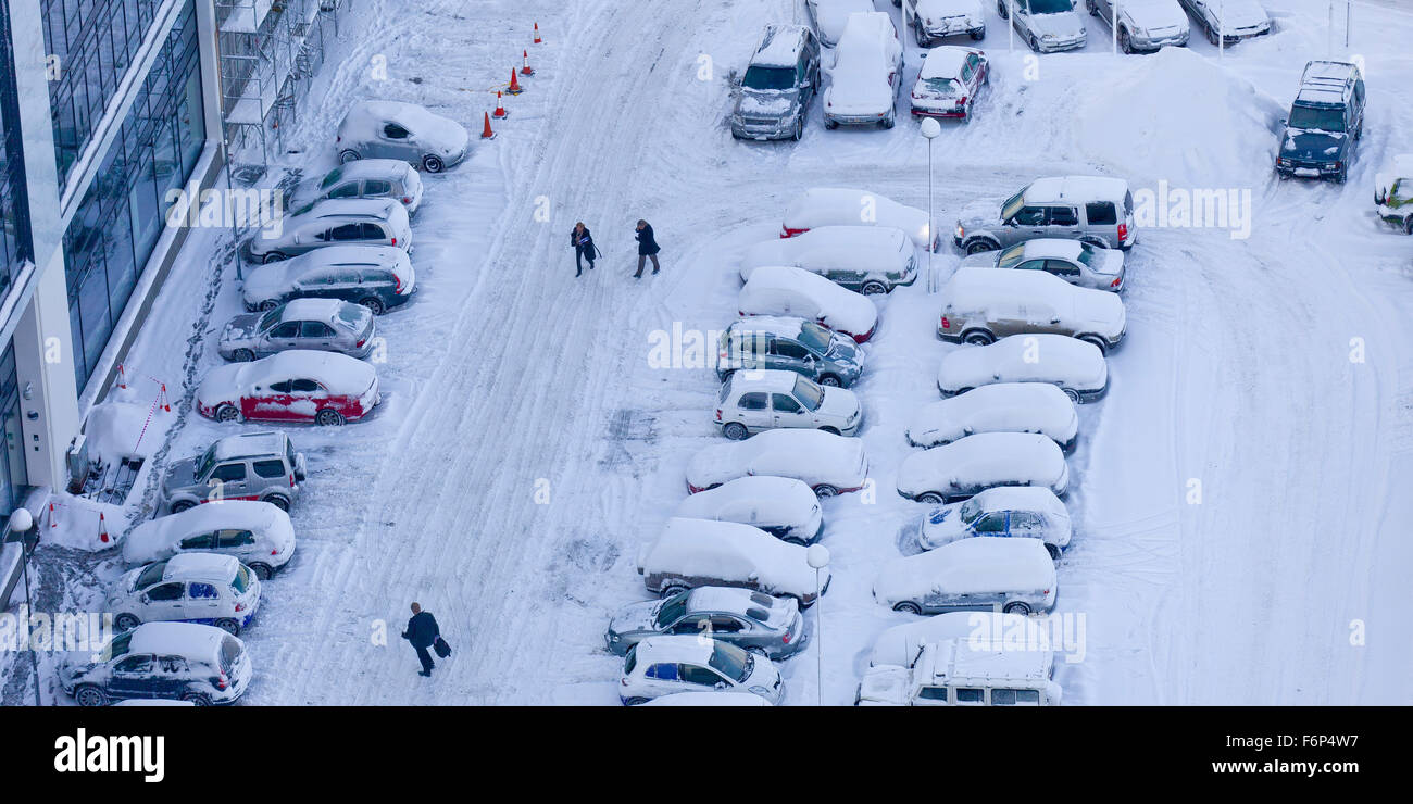 Conseguenze della tempesta di neve, parcheggio a Reykjavik, Islanda Foto Stock