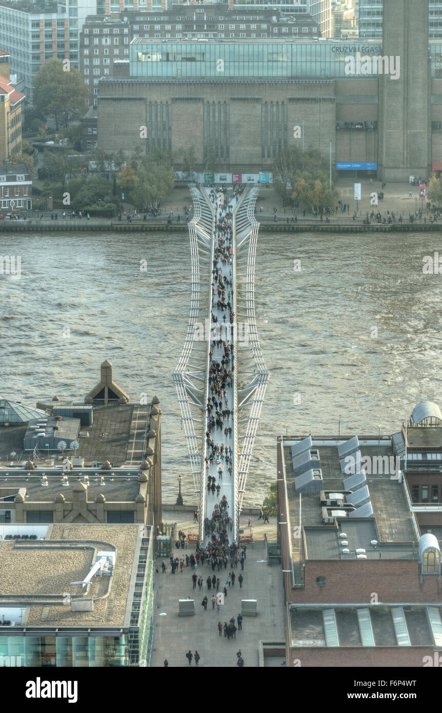 Il Millennium Bridge. Ponte sul Fiume Tamigi Foto Stock
