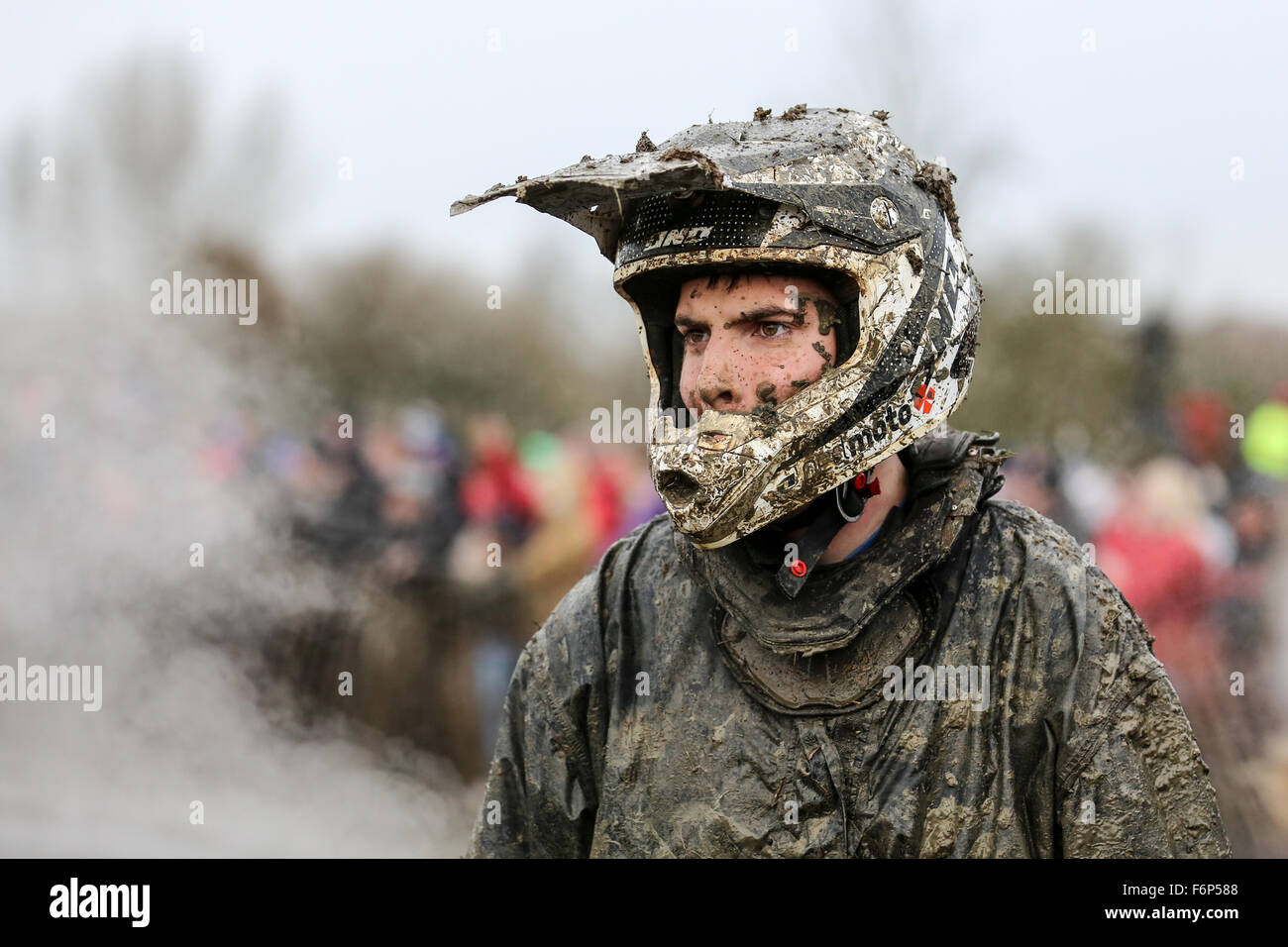 Il pilota di Motocross coperto di fango. Foto Stock