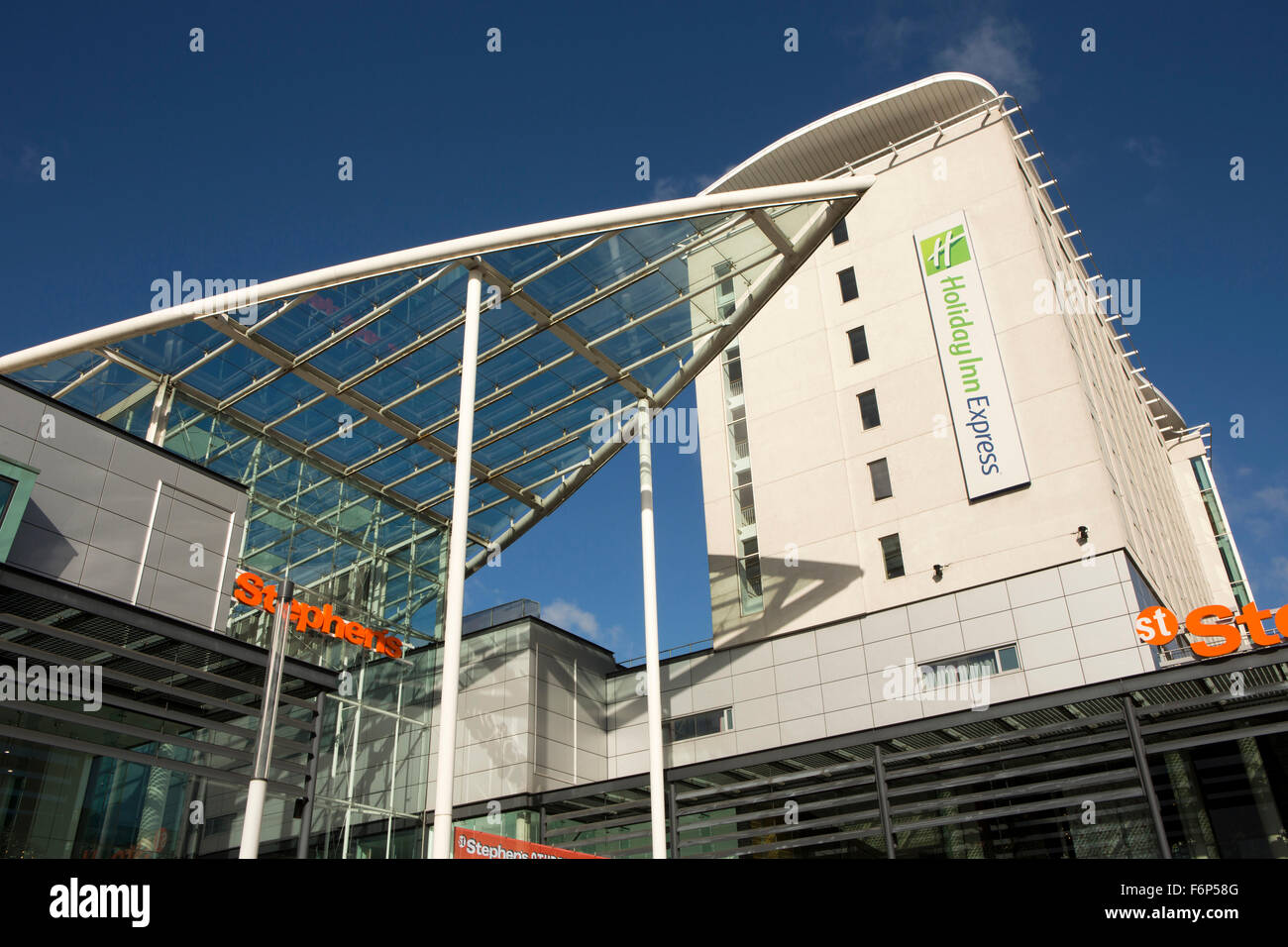 Regno Unito, Inghilterra, nello Yorkshire, Hull, Ferensway, Centro shopping di St Stephen, ingresso e Holiday Inn Express Hotel Foto Stock