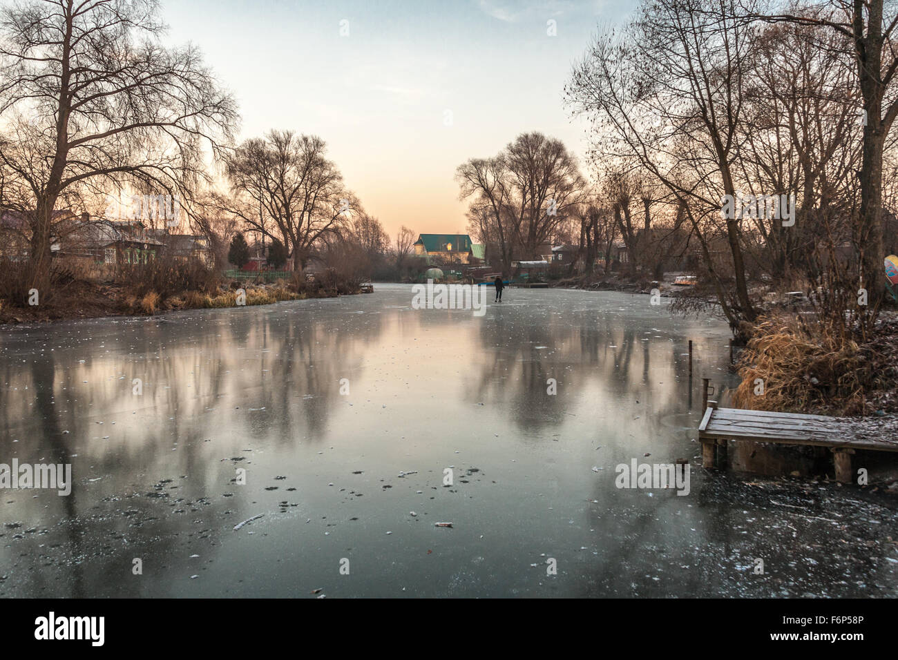 Lo straniero va sul primo ghiaccio sul fiume congelato Foto Stock