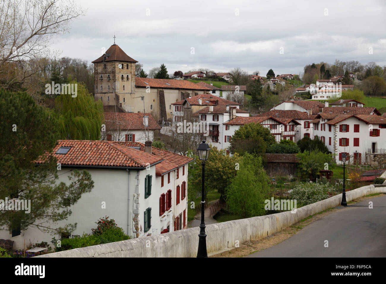 Espelette, A.O.C. Piment d'Espelette. Pepe. Ezpeleta. Paesi Baschi francesi, Francia. Vista del villaggio & Etienne chiesa. Foto Stock
