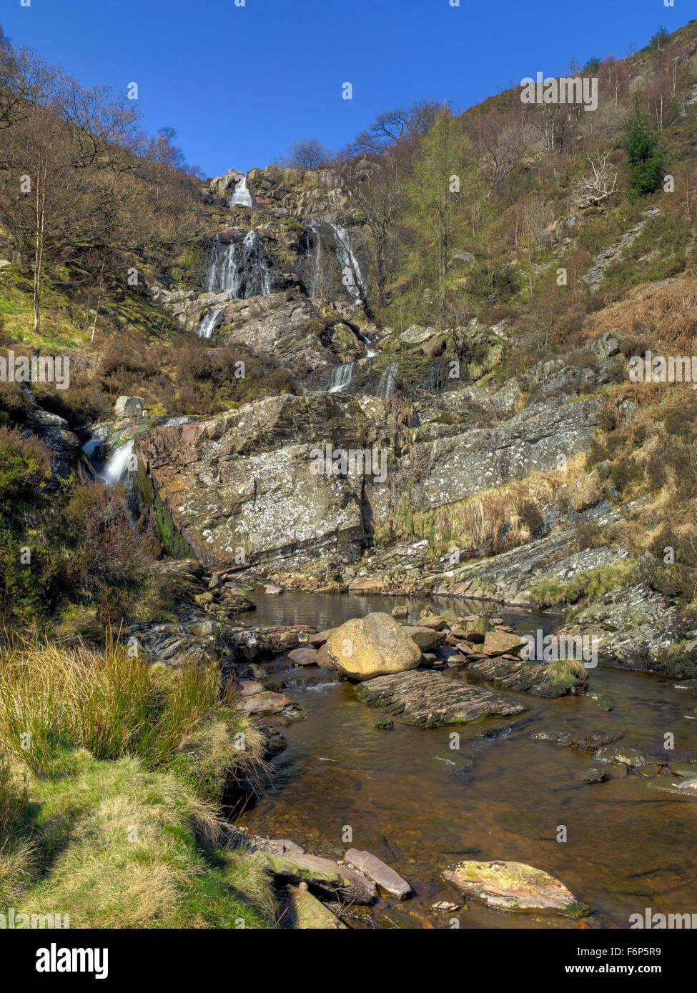 Cascata Rhiwargor alimentazione nel lago Vernwy riserva naturale e la station wagon, una delle più alte cascate in Galles. Foto Stock