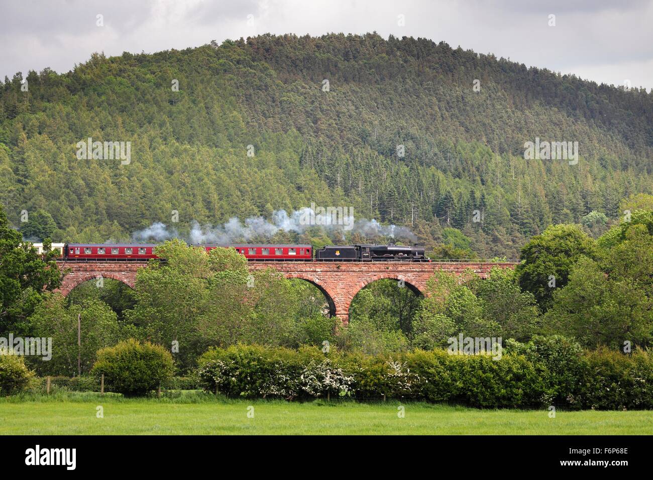 Armathwaite viadotto, accontentarsi di Carlisle linea ferroviaria. Treno a vapore LMS Giubileo Classe Leander passando sopra il viadotto di Armathwaite. Foto Stock