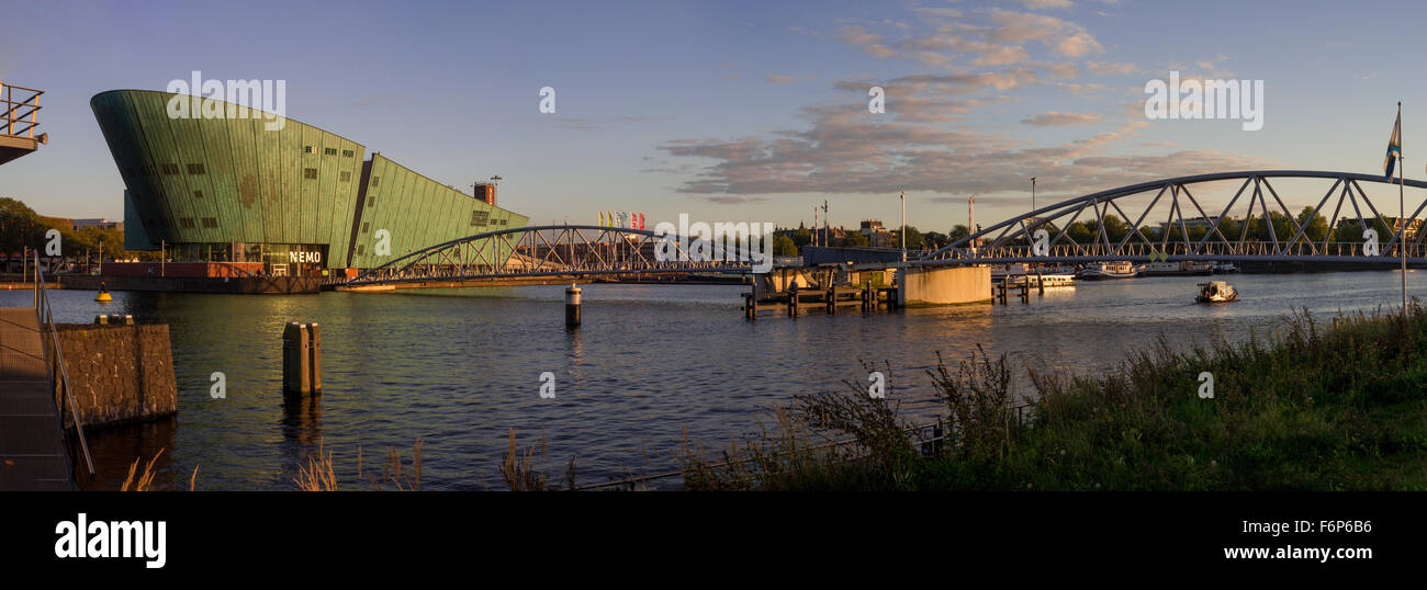 Moderno a due parte bridge mr. JJ van der Veldebrug, che collegato Oosterdokskade e NEMO Science Center di Amsterdam Foto Stock