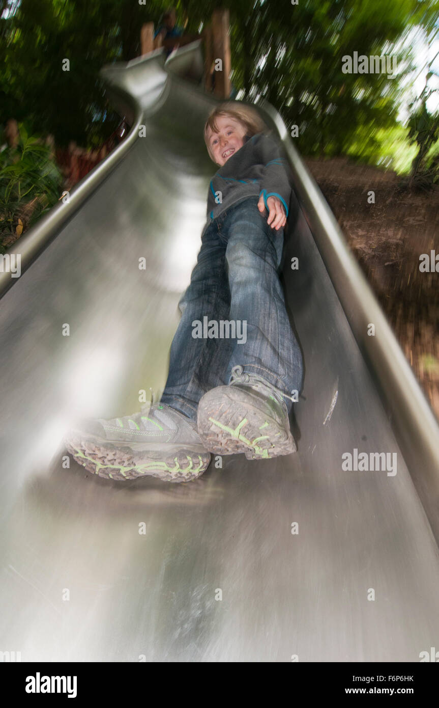 Ragazzo scendendo slitta Foto Stock