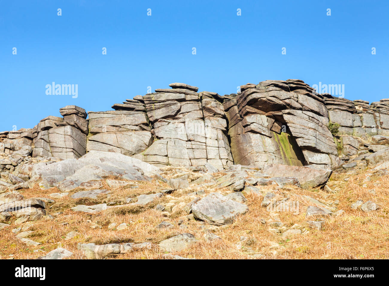 Cerca fino a una sezione di parete di roccia del bordo Stanage, Derbyshire dalla brughiera di seguito. Bordo Stanage, Parco Nazionale di Peak District, England, Regno Unito Foto Stock