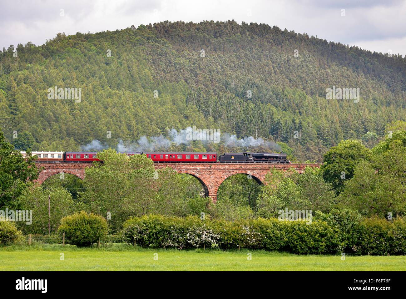 Armathwaite viadotto, accontentarsi di Carlisle linea ferroviaria. Treno a vapore LMS Giubileo Classe Leander passando sopra il viadotto di Armathwaite. Foto Stock