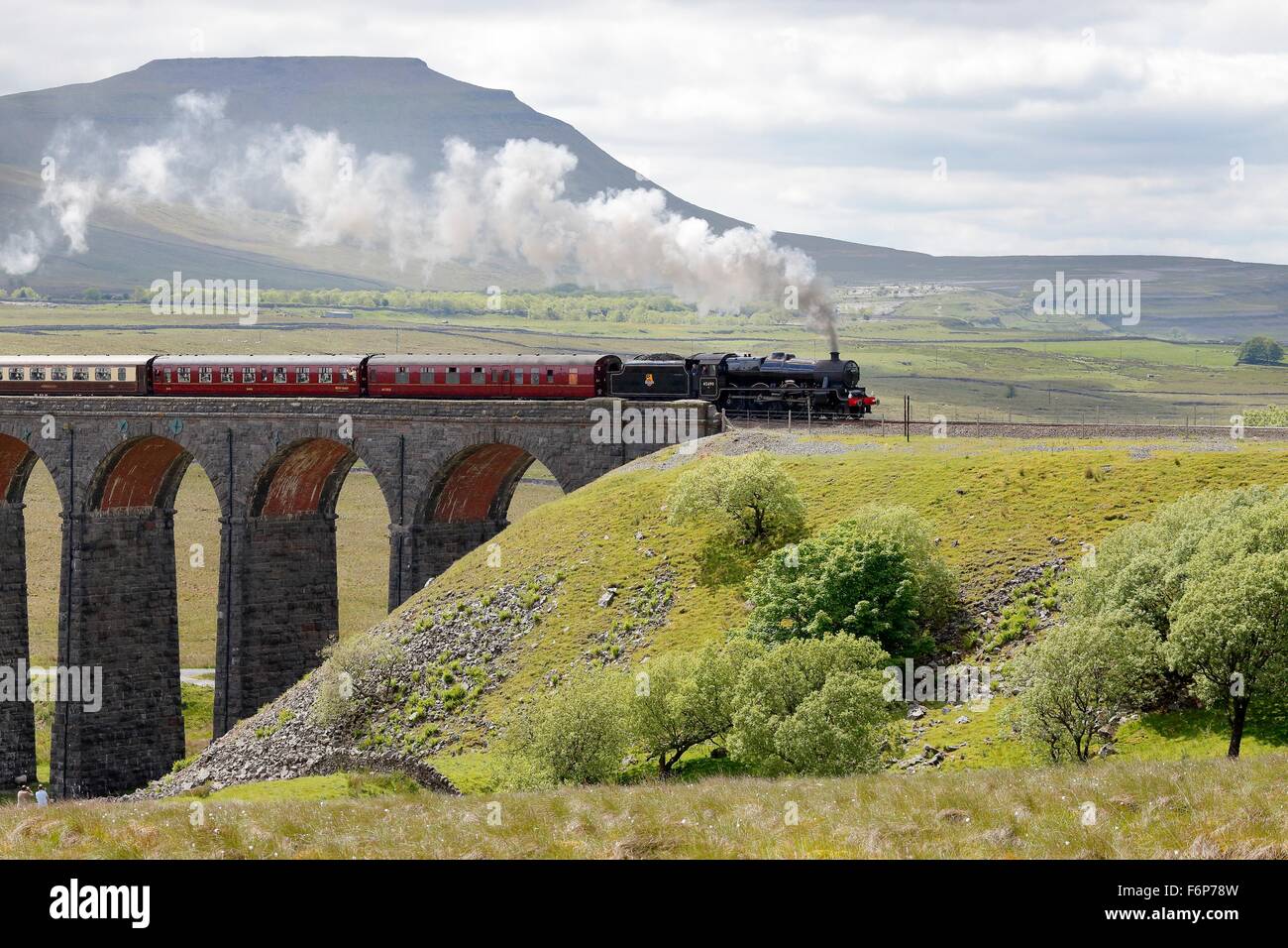 Settle e Carlisle Railway, viadotto Ribblehead. Treno a vapore LMS Giubileo Classe Leander 45690 attraversato il viadotto. Foto Stock
