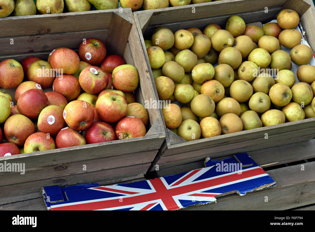 English Apples Cox e deserto Russet mele in scatole di legno con union jack flag o, Fulham Palace giorno apple Foto Stock
