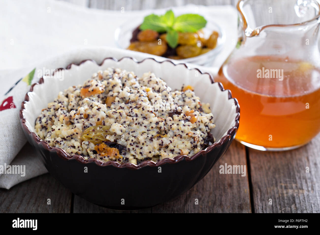 Il russo tradizionale piatto Kutia fatta da grano con frutta secca Foto Stock