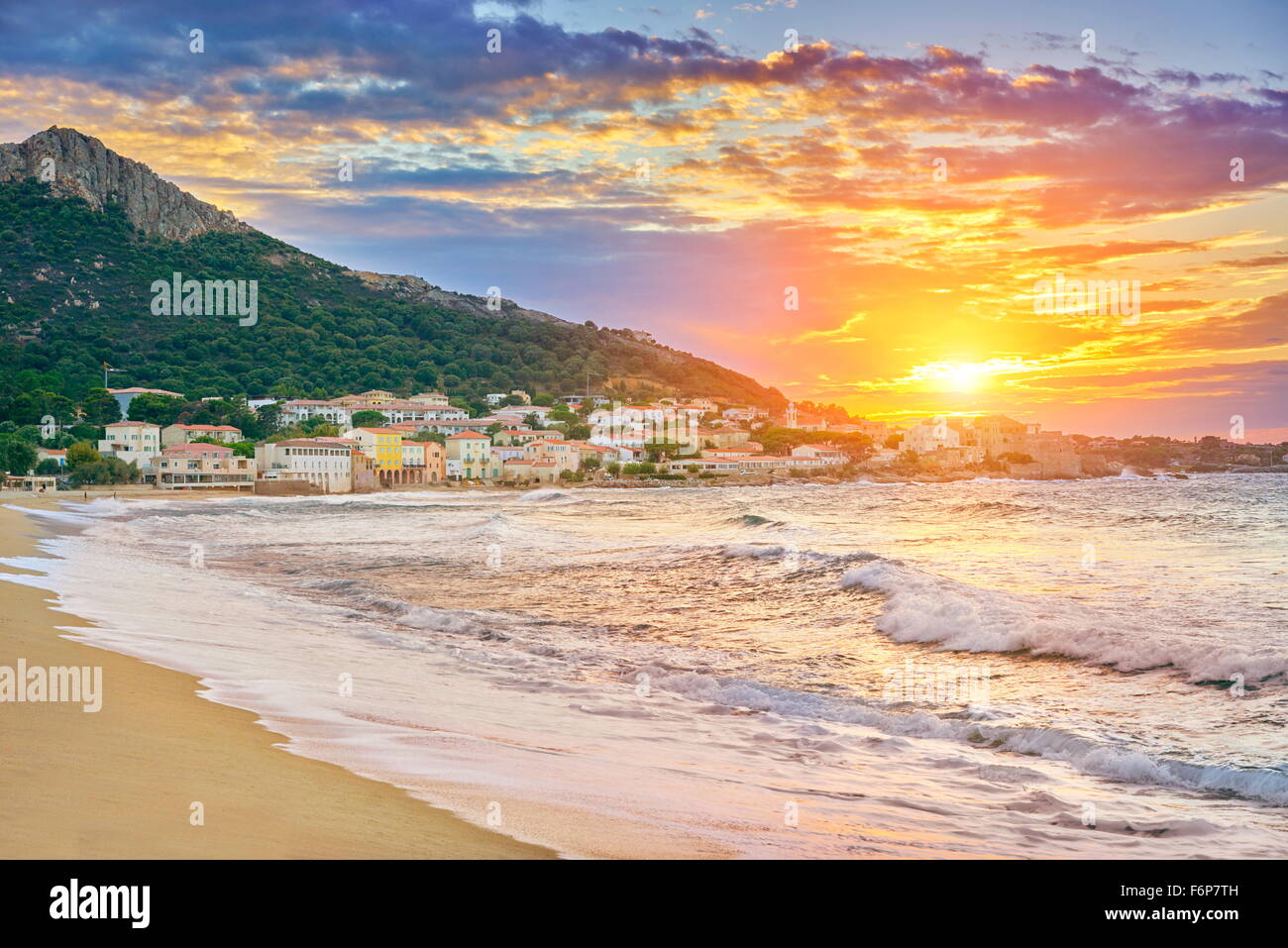 Algajola spiaggia e paese, Cap Corse, Corsica, Francia Foto Stock
