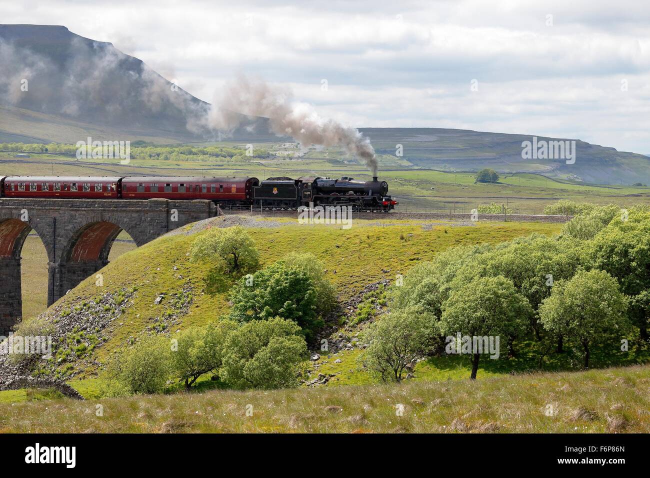 Settle e Carlisle Railway, viadotto Ribblehead. Treno a vapore LMS Giubileo Classe Leander 45690 attraversato il viadotto. Foto Stock