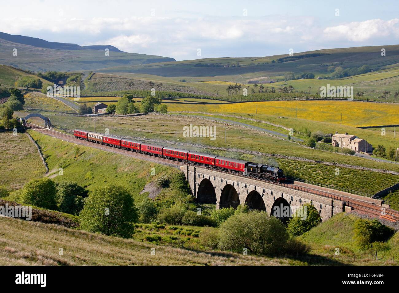 Lunds viadotto, accontentarsi di Carlisle Railway. Locomotiva a vapore LMS Giubileo Classe Leander 45690. Attraversamento di Lunds viadotto. Foto Stock