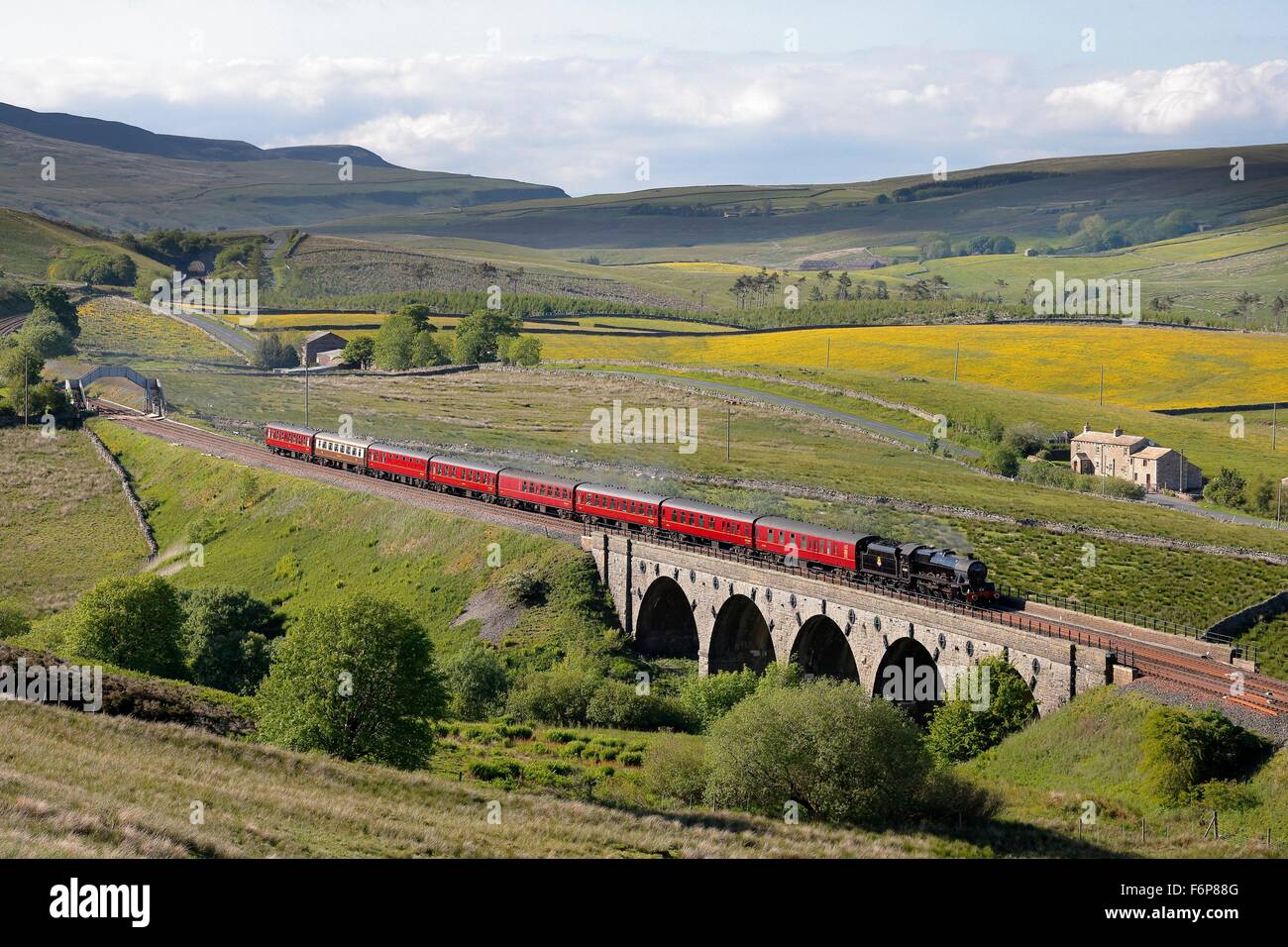 Lunds viadotto, accontentarsi di Carlisle Railway. Locomotiva a vapore LMS Giubileo Classe Leander 45690. Attraversamento di Lunds viadotto. Foto Stock
