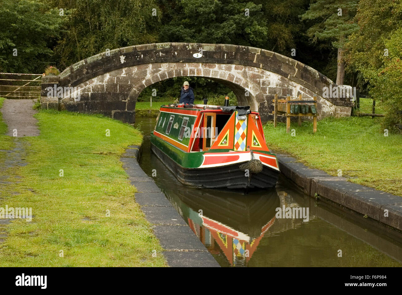 Barca stretta, Bridge3, Caldon Canal,Porro, filiale di Trento&Mersey Canal, Hazelhurst acquedotto, Denford, Stoke-on-Trent, Staffordshire Foto Stock