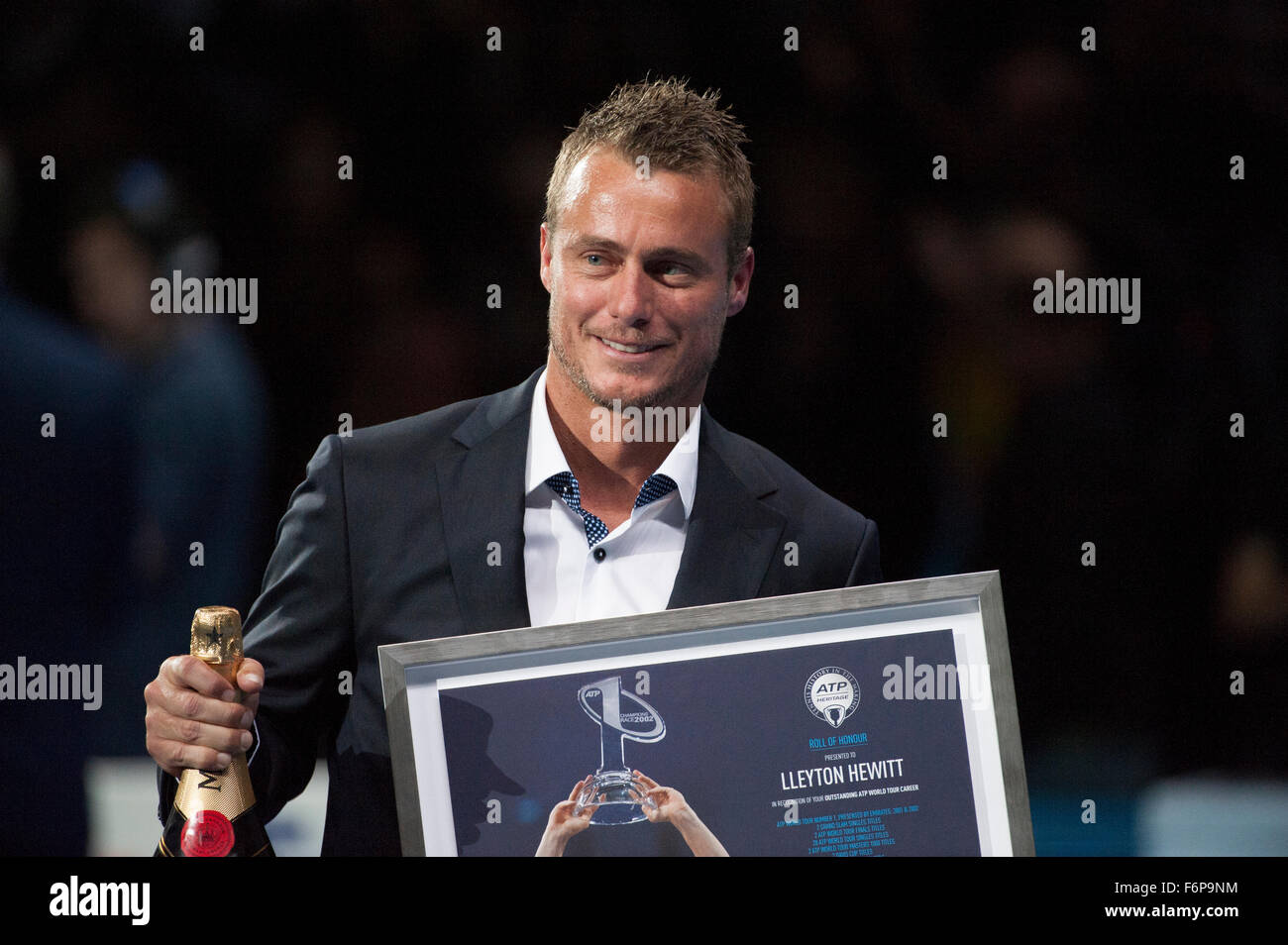 O2 Arena, Londra, Regno Unito. 18 Novembre, 2015. Barclays ATP World Tour Finals. Lleyton Hewitt, che andrà in pensione dopo il 2016 Australian Open, fu onorato presso la Barclays ATP World Tour Finals. Hewitt, un due-tempo di fine anno n. 1 negli Emirati classifica ATP nel 2001 e 2002, è stato presentato con una speciale cornice da Chris Kermode, ATP Executive Chairman e presidente in una cerimonia di corte che includeva i compagni di ex mondo No. 1s John McEnroe, Mats Wilander e Boris Becker. Credito: sportsimages/Alamy Live News Foto Stock