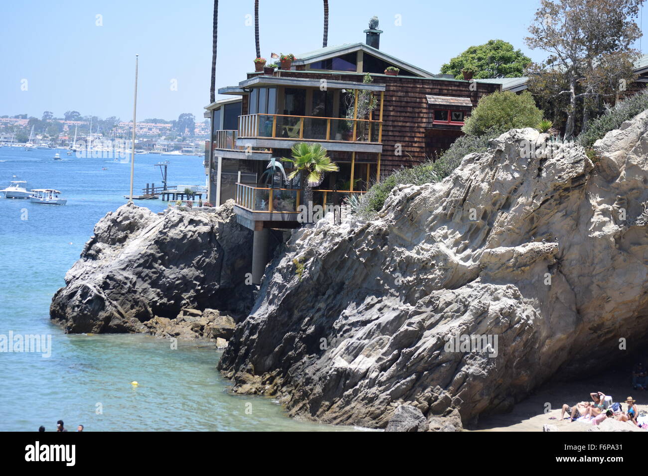 Casa su una scogliera con vista oceano Foto Stock
