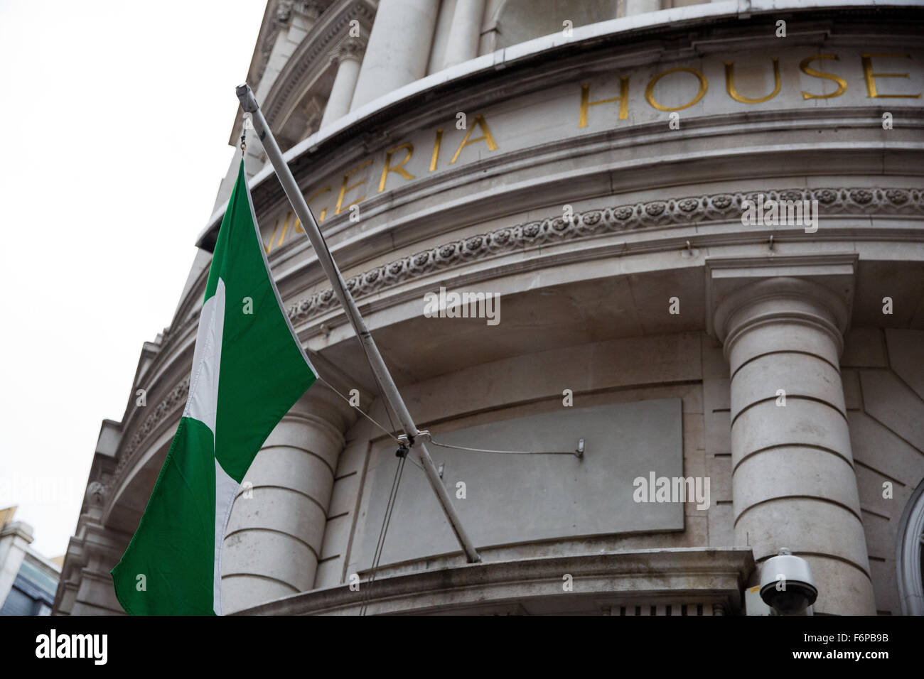 Londra, Regno Unito. Xviii Nov, 2015. Una bandiera nigeriana vola fuori il nigeriano Alta commissione a Londra. Credito: Mark Kerrison/Alamy Live News Foto Stock