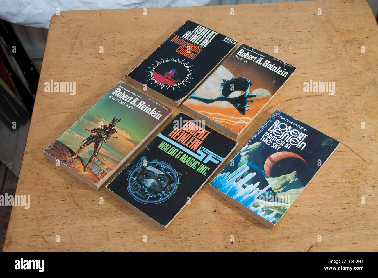 Cinque paperback fantascienza romanzi da autore Robert Heinlein un Foto Stock