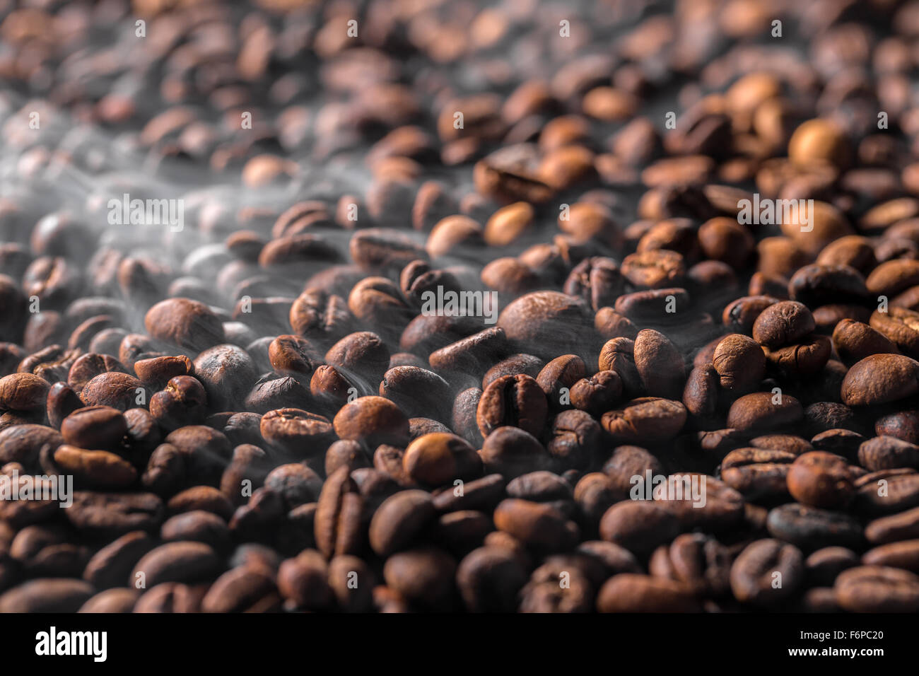 La Torrefazione caffè con fumo e sfondo nero Foto Stock