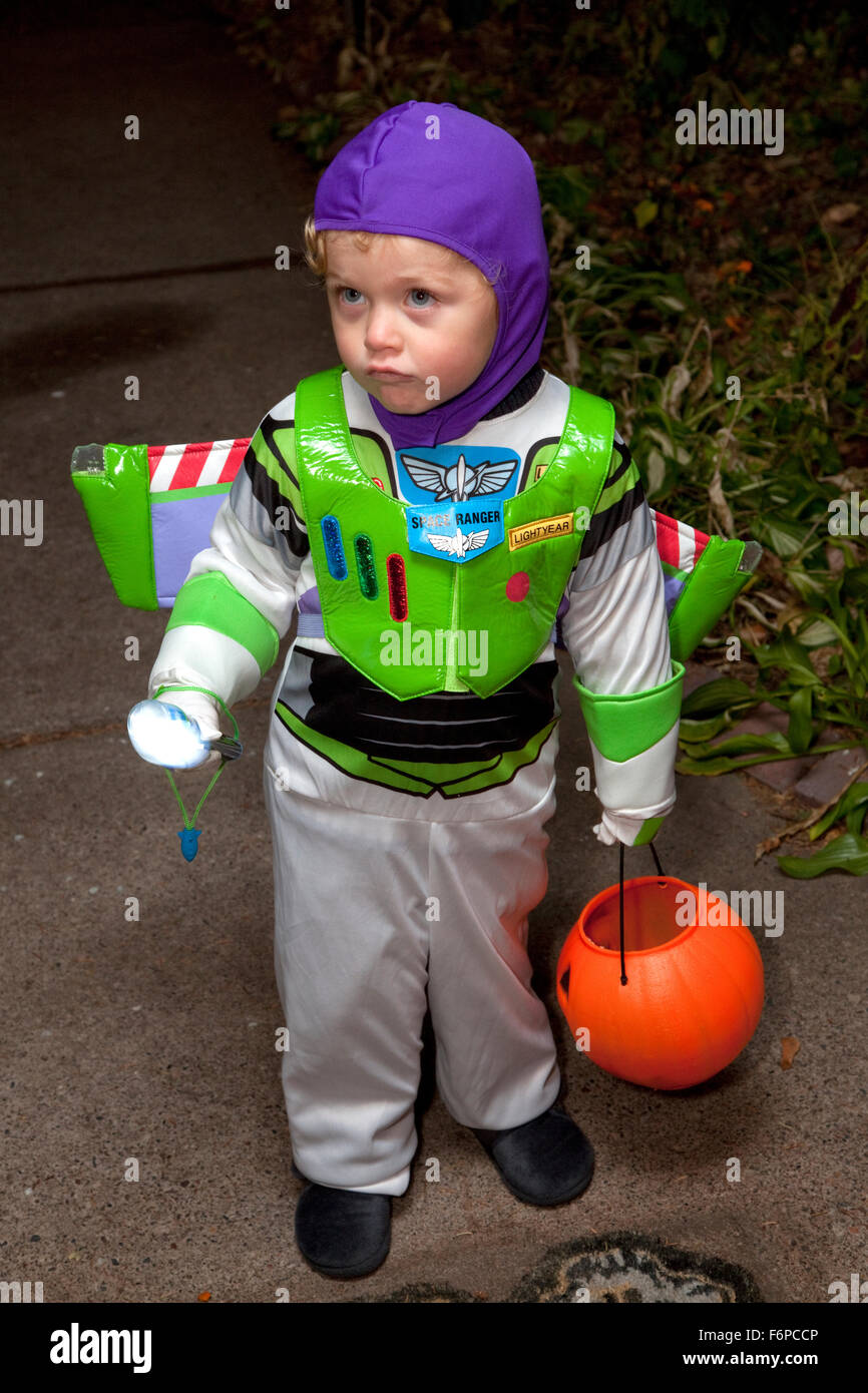 Giovane ragazzo in Buzz Lightyear Halloween trucco o treater costume. St Paul Minnesota MN USA Foto Stock