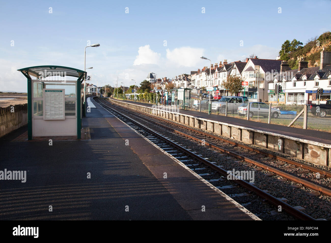 Deganwy stazione ferroviaria preso dalla piattaforma 2 dove i treni partono per Llandudno North Wales Foto Stock