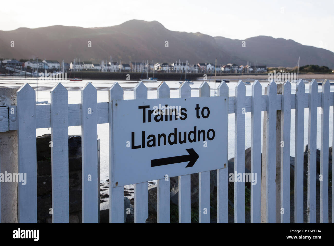 Treni per Llandudno firmare con la freccia sulla stazione ferroviaria a Deganwy Galles del Nord Foto Stock