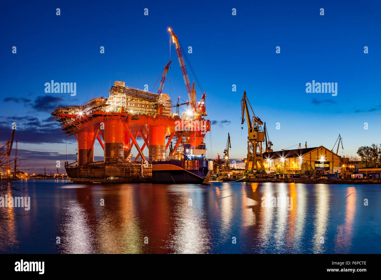 Oil Rig in cantiere per la manutenzione di notte. Foto Stock